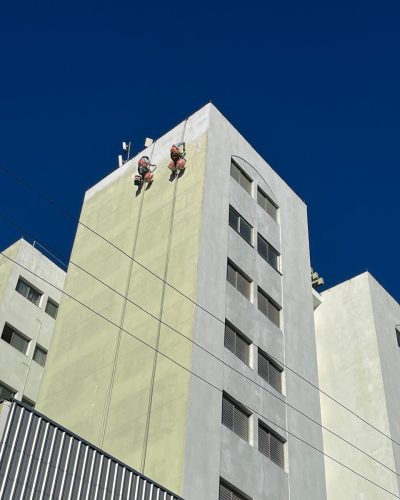 Processo de pintura de prédio residencial